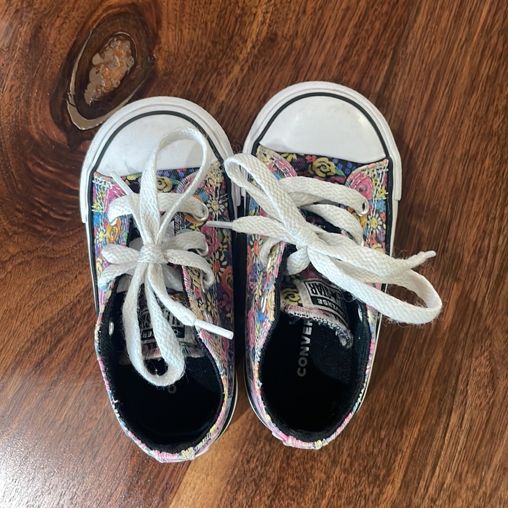 Toddler girl’s floral converse shoes - Picture 5 of 7
